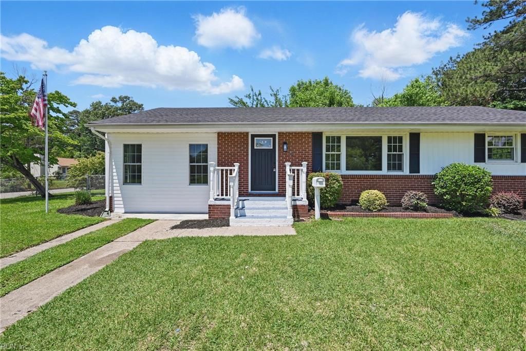 12 Carriage LN, Newport News, VA 23606