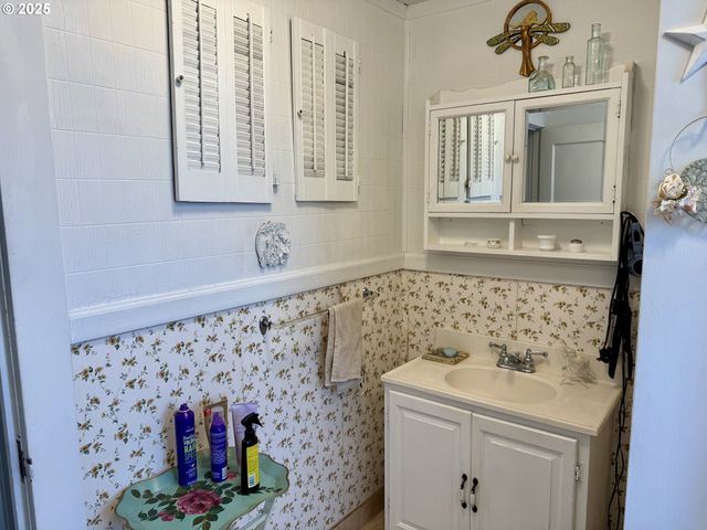 210 W EXCHANGE St, Astoria, OR 97103