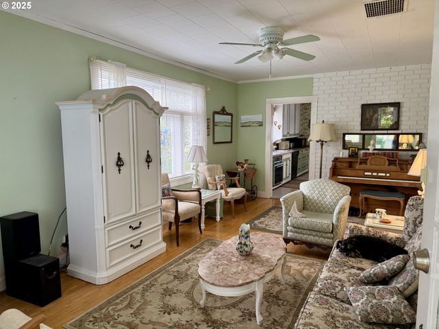210 W EXCHANGE St, Astoria, OR 97103
