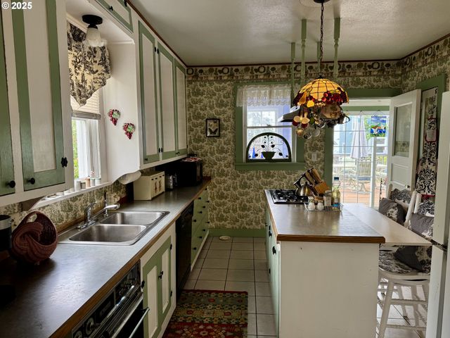 210 W EXCHANGE St, Astoria, OR 97103