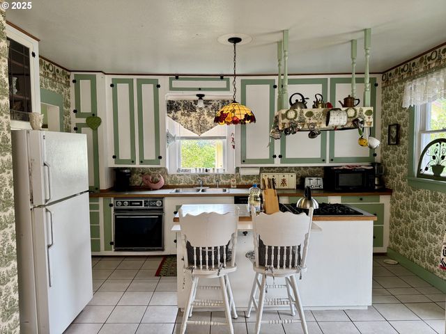 210 W EXCHANGE St, Astoria, OR 97103
