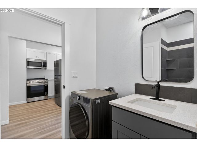 708 N KILLINGSWORTH St 12, Portland, OR 97217