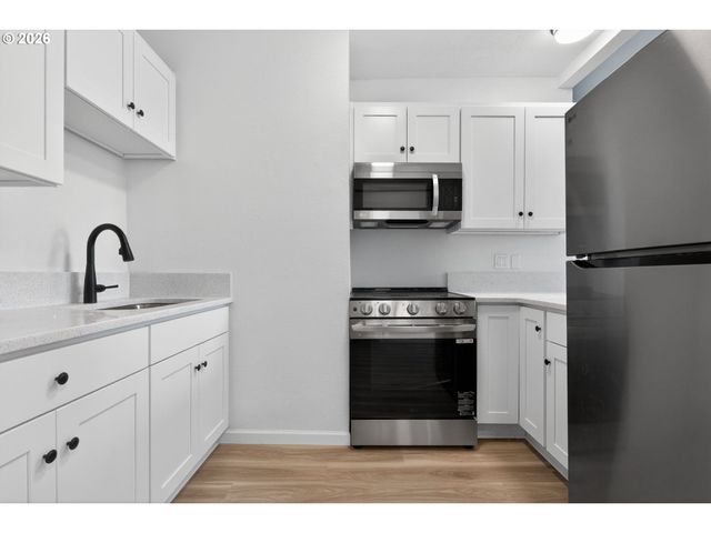 708 N KILLINGSWORTH St 12, Portland, OR 97217