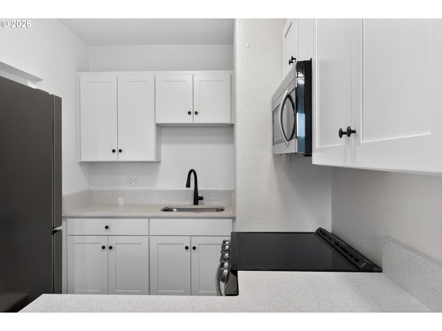 708 N KILLINGSWORTH St 12, Portland, OR 97217