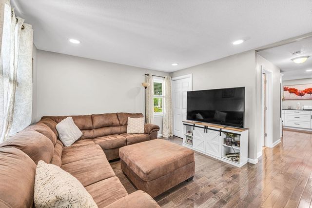 138 Endicott St, Springfield, MA 01118