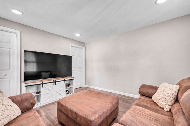 138 Endicott St, Springfield, MA 01118