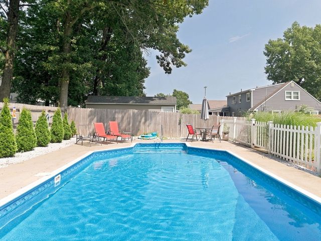 138 Endicott St, Springfield, MA 01118