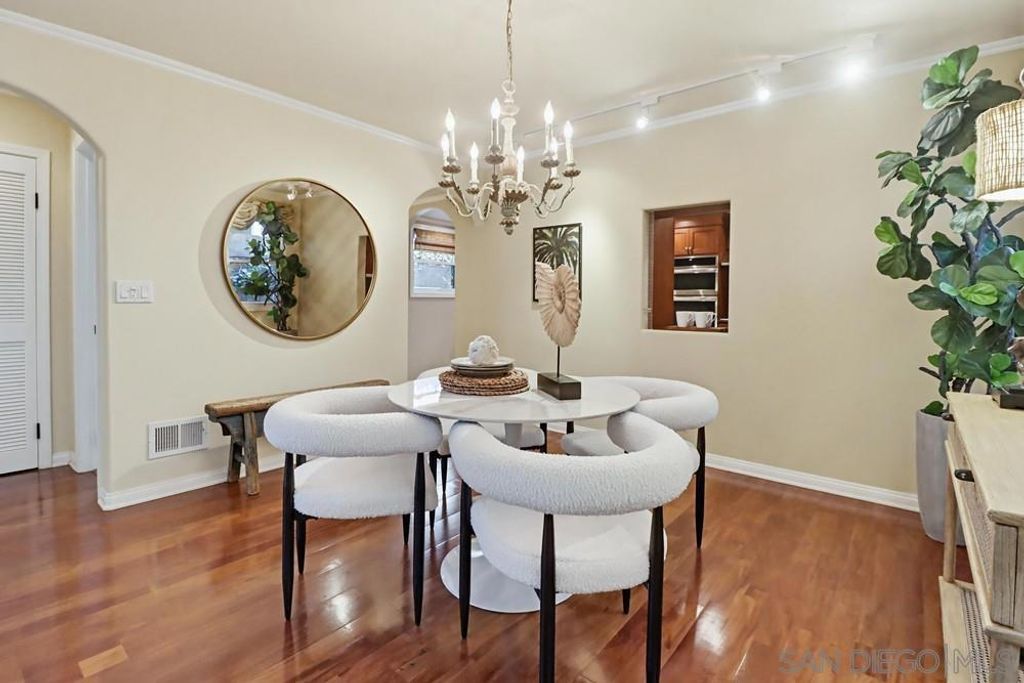 Image 13 of property listing at 313 I Ave, Coronado, CA 92118