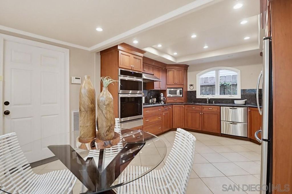 Image 17 of property listing at 313 I Ave, Coronado, CA 92118