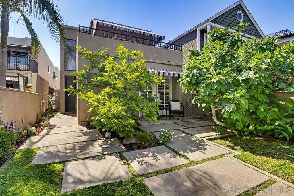 Image 2 of property listing at 313 I Ave, Coronado, CA 92118
