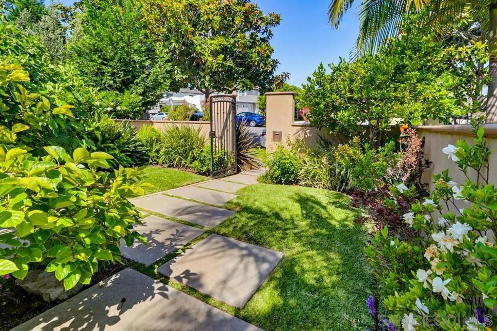 Image 4 of property listing at 313 I Ave, Coronado, CA 92118