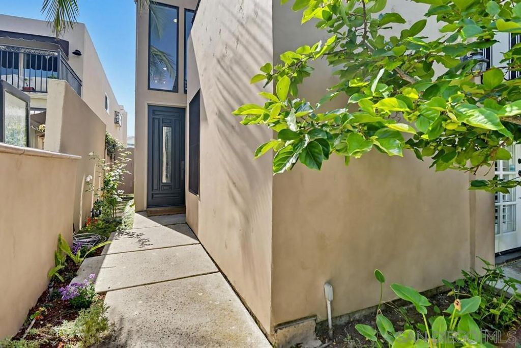 Image 5 of property listing at 313 I Ave, Coronado, CA 92118