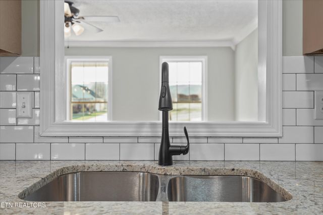 252 Perkins Lane, Jacksboro, TN 37757