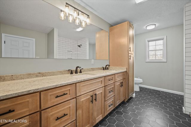 252 Perkins Lane, Jacksboro, TN 37757