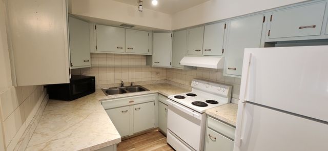 2230 S GOEBBERT Road 147, Arlington Heights, IL 60005