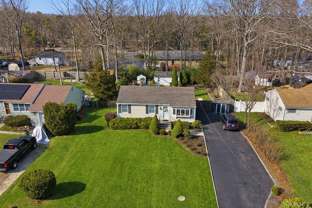 9 Fox Lane, Shoreham, NY 11786