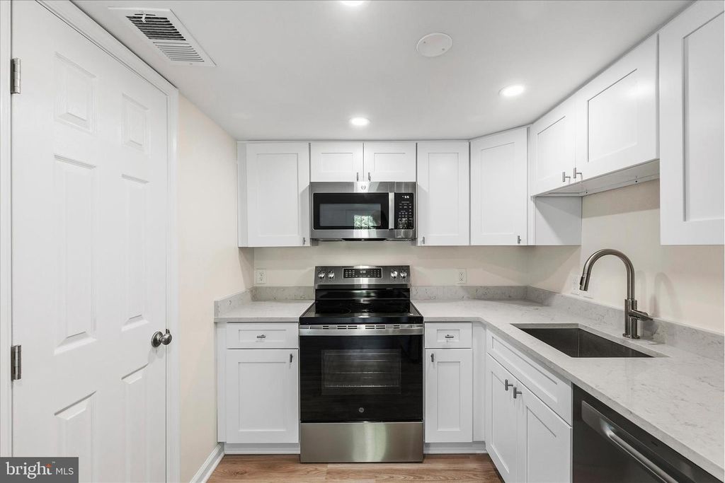 Image 12 of property listing at 604 NEWBRIDGE CT #3-604, Arnold, MD 21012