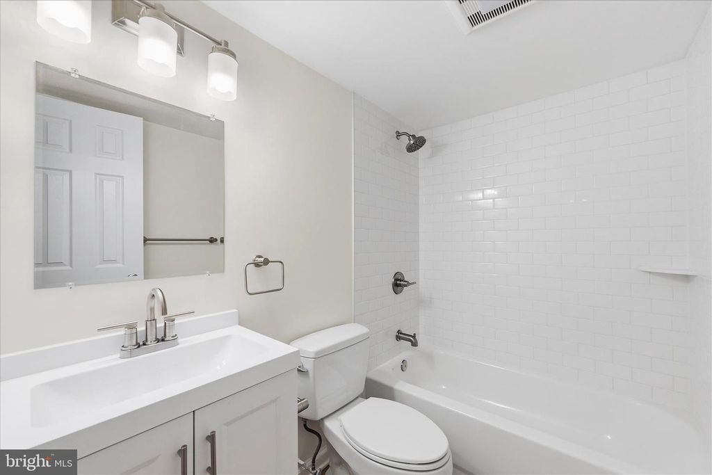 Image 15 of property listing at 604 NEWBRIDGE CT #3-604, Arnold, MD 21012