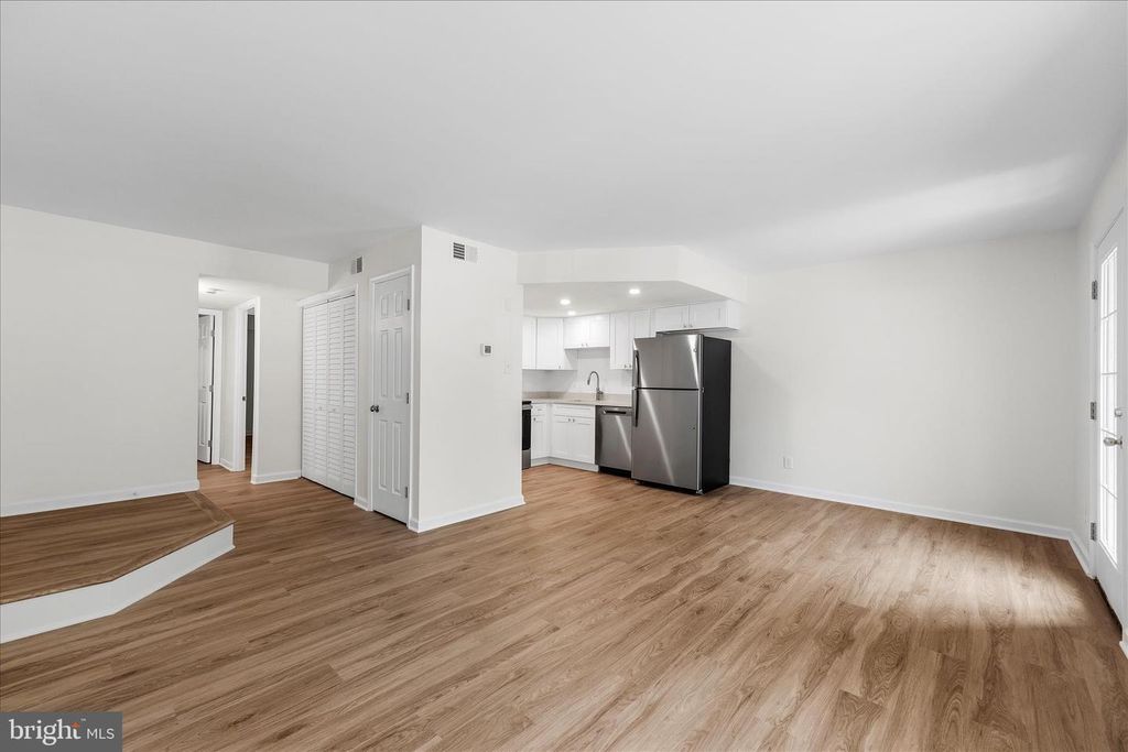 Image 6 of property listing at 604 NEWBRIDGE CT #3-604, Arnold, MD 21012