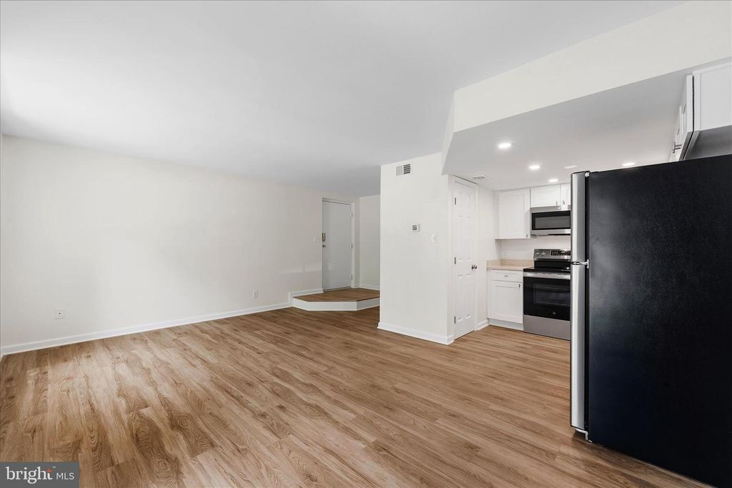 Image 7 of property listing at 604 NEWBRIDGE CT #3-604, Arnold, MD 21012