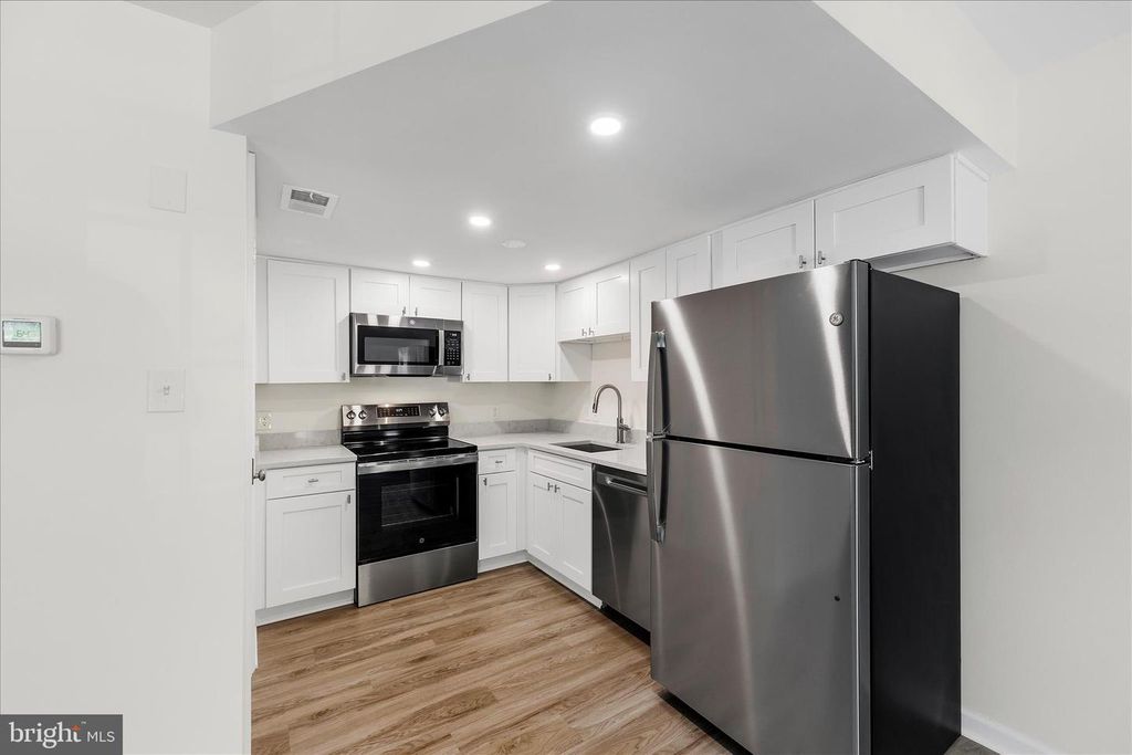 Image 9 of property listing at 604 NEWBRIDGE CT #3-604, Arnold, MD 21012