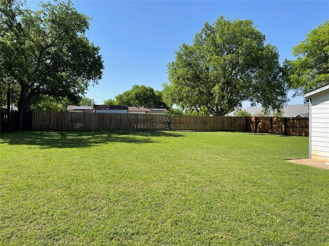 301 Sheri Lane, Roanoke, TX 76262