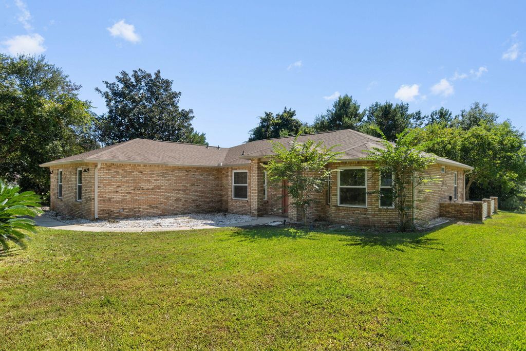 7401 Sandstone Street, Navarre, FL 32566