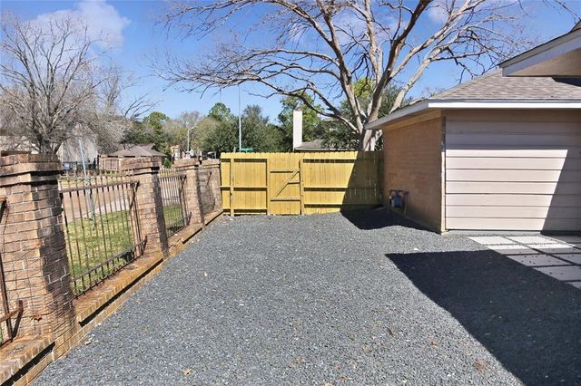 10839 Sugar Hill Drive A, Houston, TX 77042