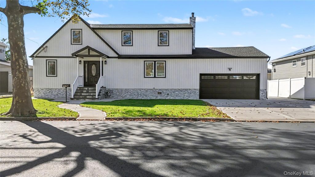 219 Granada Parkway, Lindenhurst, NY 11757