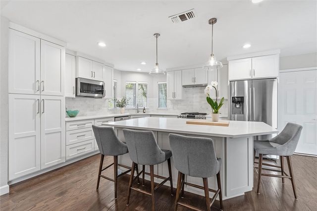 7413 Lakewood DR, Austin, TX 78750