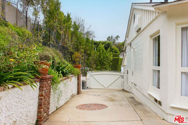 1079 MARILYN Drive, Beverly Hills, CA 90210