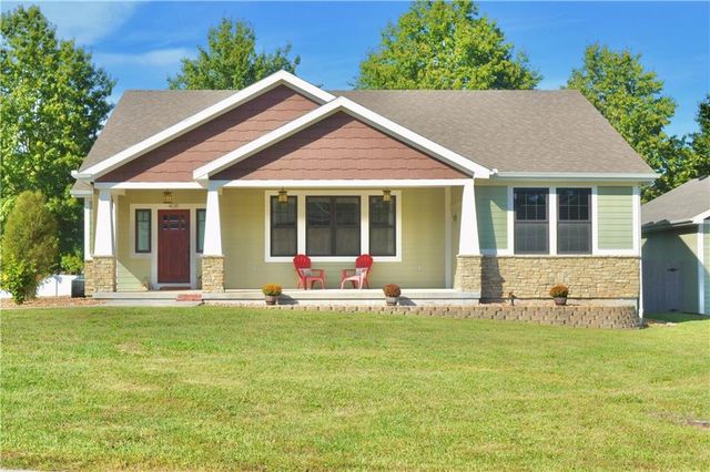 408 NW Rust Court, Grain Valley, MO 64029