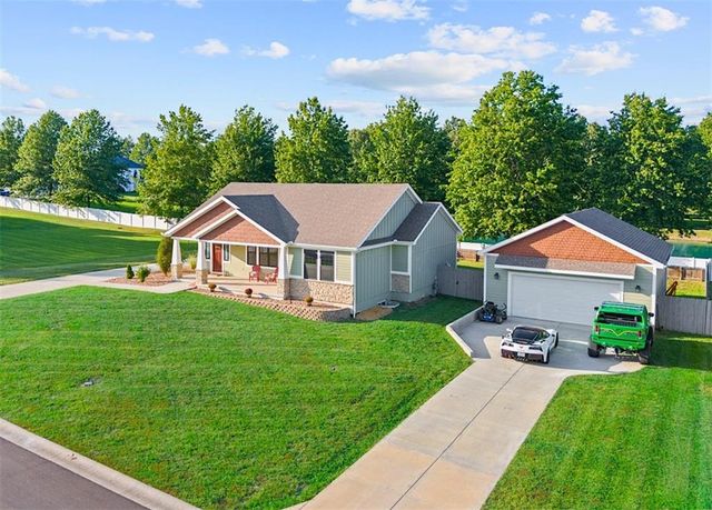 408 NW Rust Court, Grain Valley, MO 64029