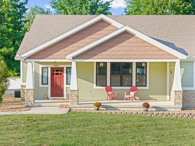 408 NW Rust Court, Grain Valley, MO 64029