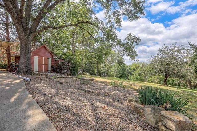 4036 Shrine Park Road, Leavenworth, KS 66048