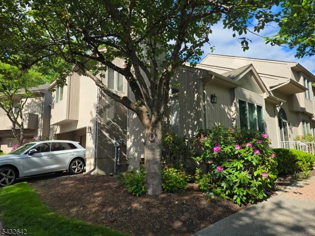 32 Robinhood Dr 32, Mountain Lakes Boro, NJ 07046