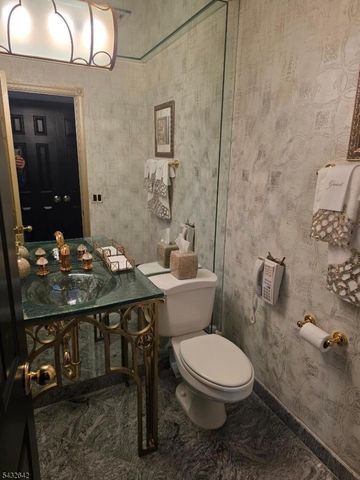 32 Robinhood Dr 32, Mountain Lakes Boro, NJ 07046