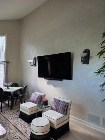 32 Robinhood Dr 32, Mountain Lakes Boro, NJ 07046