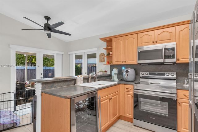 8266 NW 192nd Ter, Hialeah, FL 33015
