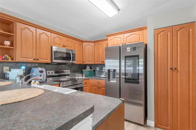 8266 NW 192nd Ter, Hialeah, FL 33015