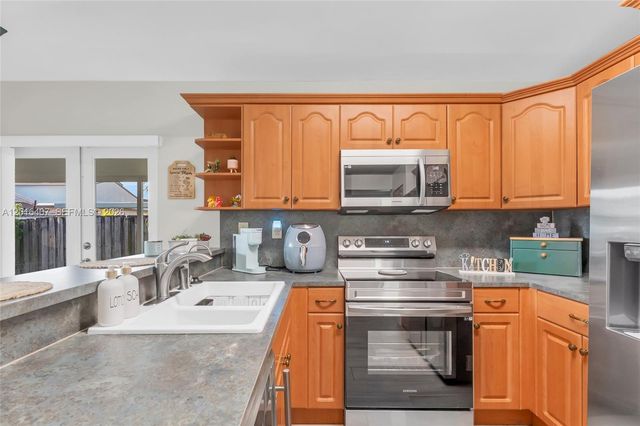 8266 NW 192nd Ter, Hialeah, FL 33015