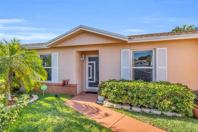 8266 NW 192nd Ter, Hialeah, FL 33015