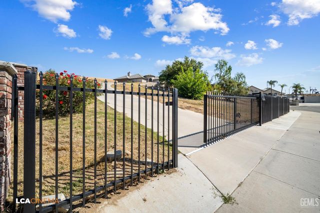 5053 N Hills Drive, Bakersfield, CA 93308