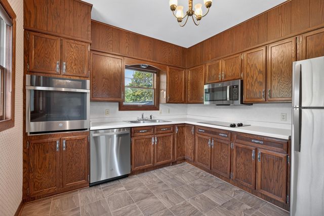 206 S Hackett Road, Waterloo, IA 50701