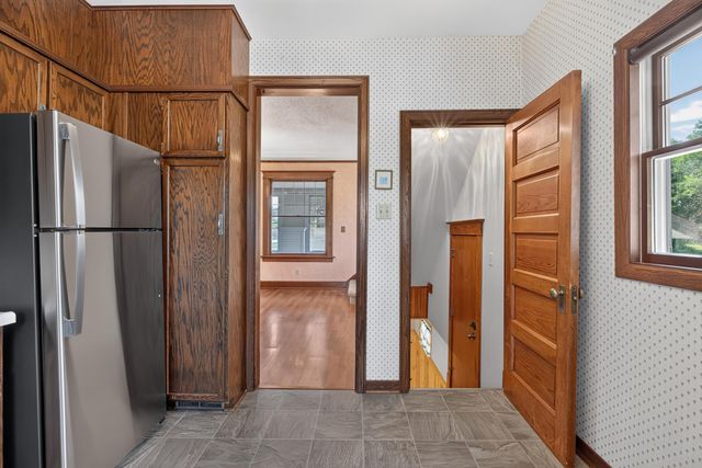 206 S Hackett Road, Waterloo, IA 50701