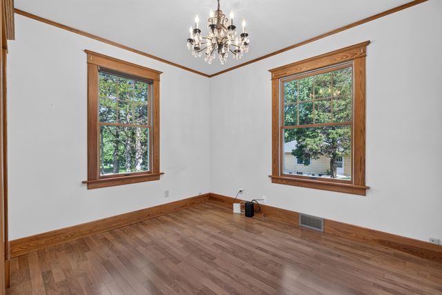 206 S Hackett Road, Waterloo, IA 50701