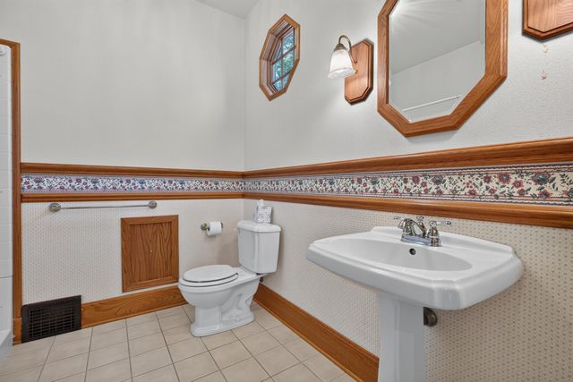 206 S Hackett Road, Waterloo, IA 50701
