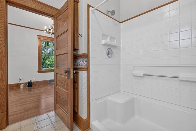 206 S Hackett Road, Waterloo, IA 50701