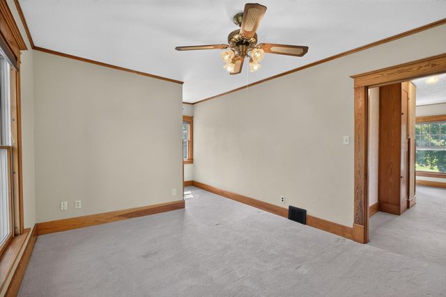 206 S Hackett Road, Waterloo, IA 50701