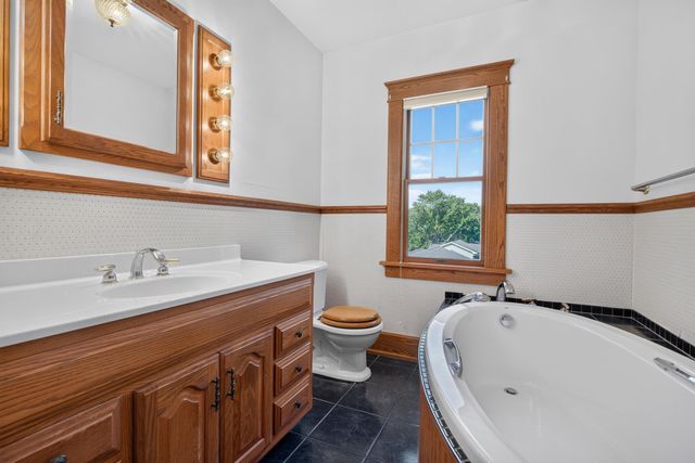206 S Hackett Road, Waterloo, IA 50701